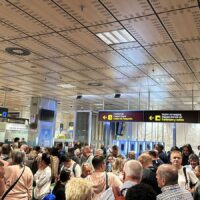 control de pasaportes en la terminal de llegadas de Tenerife Sur