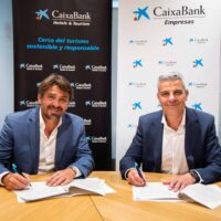 Jorge Marichal, presidente de CEHAT, y Marc Benhamou, director de Banca de Empresas CaixaBank